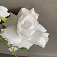 LE-434 Vente en gros de branche de rose artificielle en soie blanche, 3 têtes, tige florale de 63 cm, fleur artificielle réaliste pour la décoration de mariage et de la maison