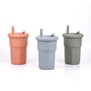 Bouteille d'eau en silicone anti-fuite 500 ml, dernier design, pour parents et enfants, avec paille en silicone – Vente en gros - Product Image 1