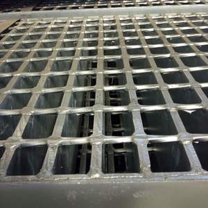 Grille en acier galvanisé à chaud antidérapante robuste 40x5mm en acier au carbone résistante à l'eau et au feu, anticorrosion pour usine - Product Image 5