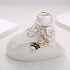 Llavero <span class=keywords><strong>de</strong></span> metal surtido con colgante <span class=keywords><strong>de</strong></span> labial, tacón alto y dama <span class=keywords><strong>de</strong></span> moda, <span class=keywords><strong>de</strong></span> esmalte duro - Product Image 3