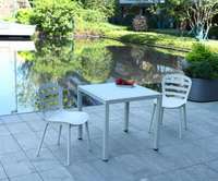 Table de patio carrée en plastique blanc avec structure en aluminium robuste et moderne pour repas en plein air, cour, balcon