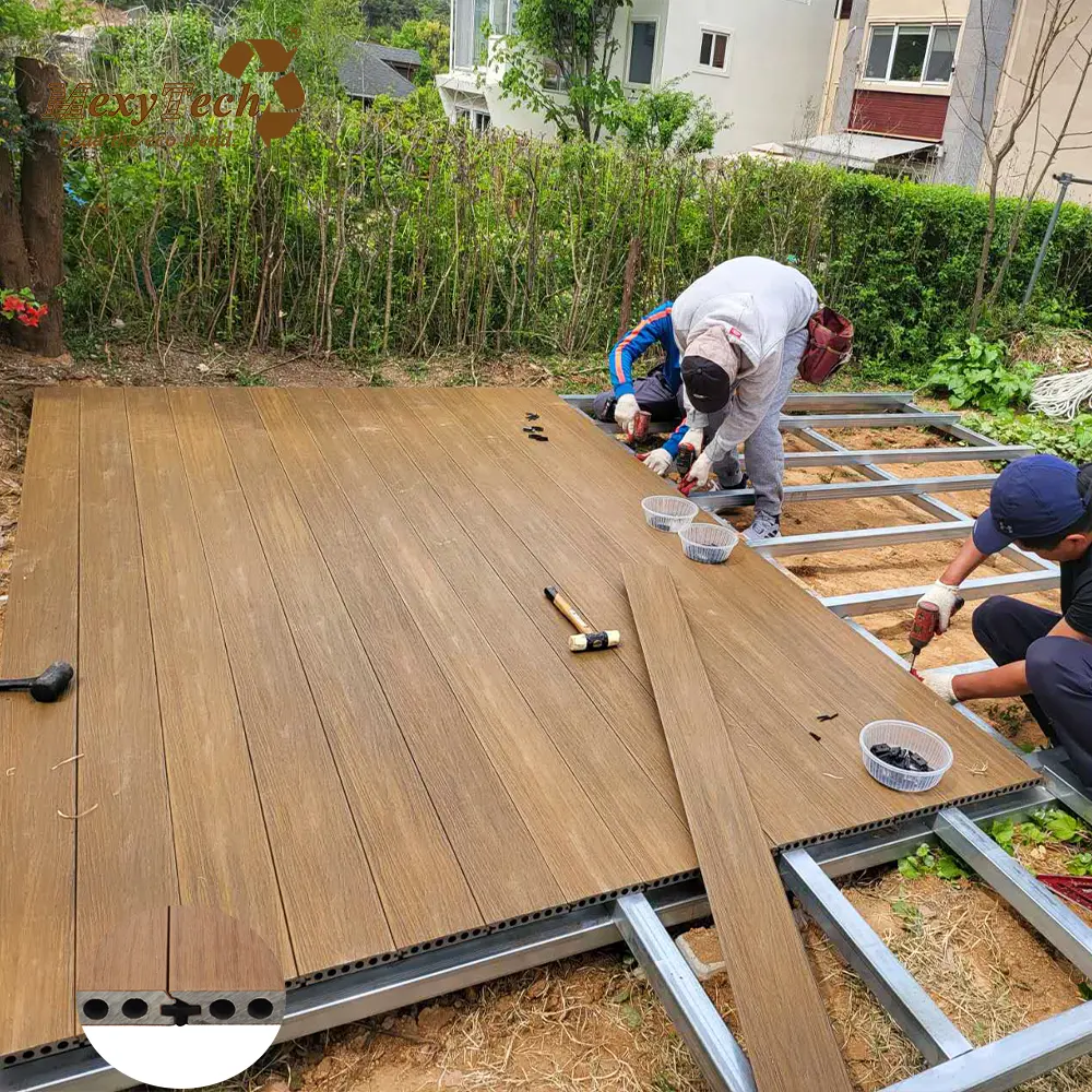 Cubierta duradera de plástico y madera para exteriores, adecuada para patios y espacios exteriores.