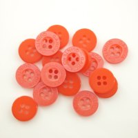 Kancing Resin Bulat 4 Lubang dengan Logo Ukiran Kustom Pabrik, Kancing Resin Embos 18L 20L untuk Kemeja & Kemeja Polo