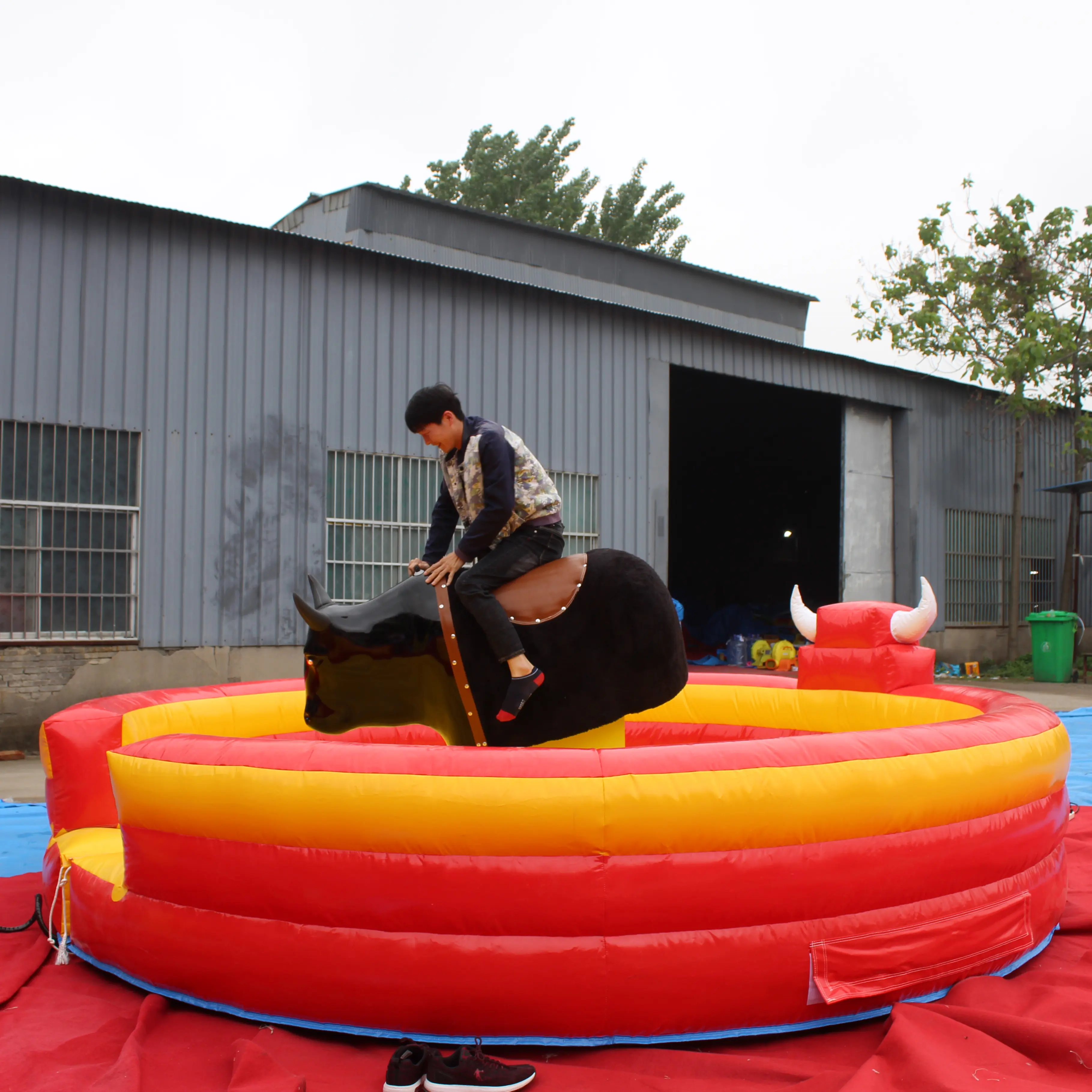 Harga Pabrik Permainan Mekanik Rodeo Bull Riding Machine Tiup untuk Pesta Komersial Crazy Bull Ride untuk Dijual