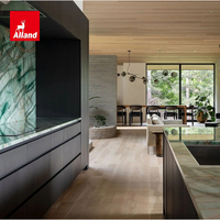 Meuble de cuisine sur mesure Alland en laque noire avec panneau plat et crédence en marbre bleu-vert, extension de table îlot
