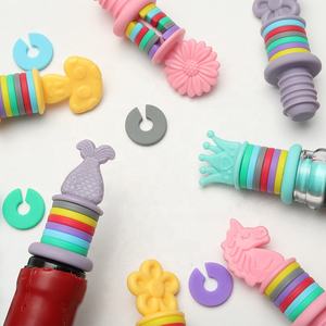 Bouchon à vin en silicone, forme de fleur arc-en-ciel, préservateur de fraîcheur de la bière, marqueur d'identification de verre à vin en silicone souple - Product Image 1