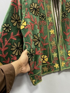 Elegante Chaqueta Suzani con Cuello Alto Bordado a Mano, Chaqueta de Invierno de Manga Larga Hecha a Mano, 100% Lana, Estilo Elegante y Cálido - Product Image 5