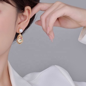 Pendientes de Perlas de Estilo Barroco Inspirados en el Jardín de Monet, Estilo de la Corte Francesa de Lujo con Flor de Rosa Esmaltada - Product Image 6