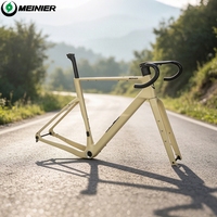 Cadre de vélo de gravier en carbone avec boîte à outils, pneus 700x57C max, freins à disque, passage des câbles entièrement intégré