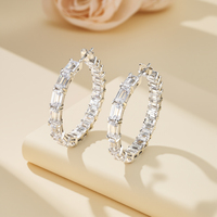 Boucles d'oreilles créoles en moissanite taille émeraude, sertissage complet à griffes, boucles d'oreilles de luxe, approvisionnement en gros pour revendeurs de bijoux