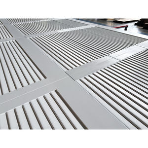 Portes de <span class=keywords><strong>garage</strong></span> en <span class=keywords><strong>bois</strong></span> blanc style persiennes avec ouvre-porte électrique pour villas, porte sectionnelle à enroulement avec télécommande, finition peinte - Product Image 5