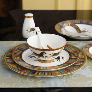 Offre Spéciale : Ensemble de 4 Assiettes de Dîner en Porcelaine Fine Dorée, Motif Chevaux de Guerre Nordiques Royaux - Product Image 2