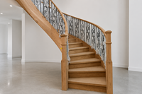 Escalier en colimaçon courbé sur mesure pour villa haut de gamme avec marches en bois massif et rampes en métal