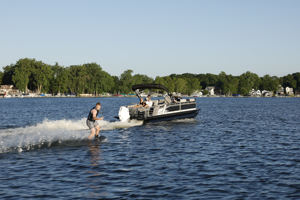 Barco de pasajeros de fibra de vidrio Yate de lujo Barco de turismo Barco pontón 2024 - Product Image 3