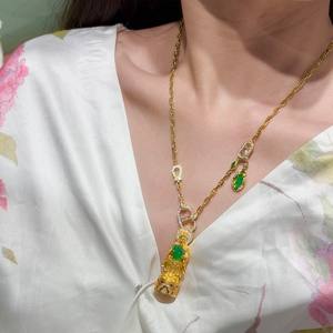 จี้หยกมรกตเคลือบทอง 18K รุ่นคารอลีน บราวน์ โนส ยูนิเวอร์แซลเชน พร้อมสร้อยคอ <span class=keywords><strong>เครื่อง</strong></span>รางหรูหราแบบเบาๆ - Product Image 2