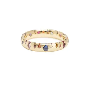 Un design di nicchia con un anello neutro arcobaleno di lusso leggero. Anello di diamanti frantumati con zirconi