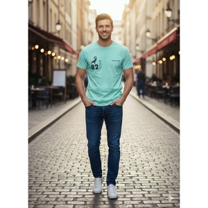 Camiseta de manga corta y cuello redondo, hecha de tela TC n.º 34S/J, 150-160 g/m², en color verde claro, con un diseño estampado en la parte delantera. - Product Image 2