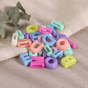 100 pièces grand grand Alphabet lettre perles breloques A-Z mixte <span class=keywords><strong>plastique</strong></span> forme <span class=keywords><strong>perle</strong></span> <span class=keywords><strong>en</strong></span> vrac pour la fabrication de bijoux porte-clés - Product Image 2