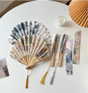 Forme de coquillage d'éventails à main en soie pliants Éventail de poche de style chinois en bambou Éventails de faveurs de fête de mariage avec pompon et sac cadeau - Product Image 4