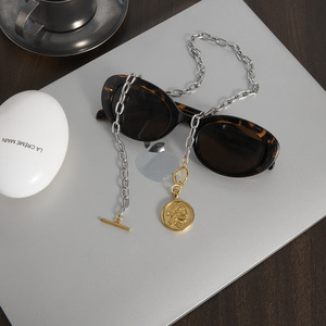 Collier pendentif pièce de monnaie rétro bicolore plaqué or 18 carats, finition double couleur, collier statement médaillon vintage romain grec - Product Image 4