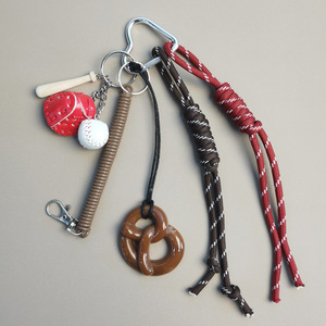 RE creativo hecho a mano rojo deporte Mini zapato de lona llavero cuerda trenzada borla colgante encantos para bolsa parte accesorios DIY - Product Image 6