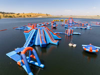 Parc flottant gonflable avec trampolines aquatiques, obstacles d'aventure et structures de jeux aquatiques pour les stations balnéaires
