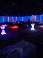 Table de bar LED carrée moderne avec éclairage RVB en plastique durable écologique pour hôtel et bar à domicile à usage commercial