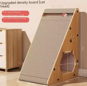 Tiragraffi Triangolare Moderno per Gatti con Struttura Verticale - Imballaggio Ecologico in Cartone Ondulato Resistente ai Graffi - Product Image 2