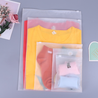 Sacs à fermeture éclair en plastique PE givré pour vêtements, chaussures et chaussettes - Emballage personnalisé avec matériaux recyclables et options de logo