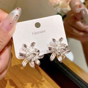 Pendientes de Perlas con Flores Exageradas Chapadas en Oro Estilo Coreano, Regalo Personalizado para Mujer - Product Image 4