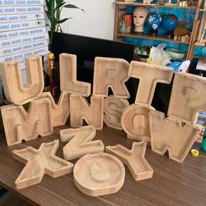 Salvadanaio trasparente con nome alfabeto inglese in legno per bambini - Product Image 1