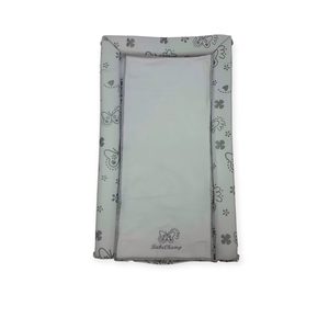 Coussin à langer pour bébé avec couche en mousse épaisse et fixation pour serviette assortie pour un soin des couches sûr et pratique - Product Image 6