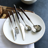 Couverts en acier inoxydable 18/10 avec manche en bois noir, style élégant, pour fêtes, couteau, fourchette et cuillère, OEM ODM acceptés