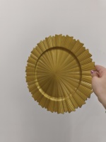 Platos de Servir de Plástico Dorado de 13 Pulgadas, Platos Base Redondos con Borde Festoneado Reutilizables con Diseño Moderno