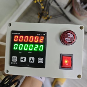 Compteur avec alarme pour détection d'objets incolores DA6-7A+ avec capteur infrarouge pour utilisation sur chaîne de montage - Product Image 1