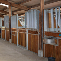 Box de cheval modulaire préfabriqué à toit plat avec remplissage en bambou/bois, porte battante, durable, facile à nettoyer et ventilé