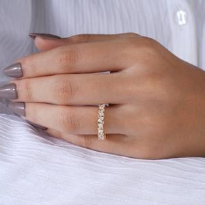 Anillo Elegante con Banda Dorada y Piedras Transparentes Brillantes, Diseño Delgado y Minimalista para Mujer, Uso Diario, Regalo de Aniversario, Joyería - Product Image 2