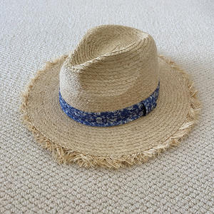 قبعات من القش الرافيا للنساء، قبعة صيفية بحافة كبيرة، تصميم عصري متعدد الاستخدامات، متوفرة في المخزون على المدى الطويل، توريد مباشر من المصنع - Product Image 5