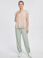Blouse en mousseline plissée rose clair des femmes, manches courtes dentelle Trim Top pour Brunch & Office Wear, personnalisable