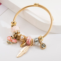 Bracelet tendance pour femme en acier inoxydable perlé personnalisé de style européen américain avec pendentif en forme de feuilles de diamant et de papillon