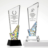 Trophée personnalisé en cristal irisé avec base en diamant gravée pour la reconnaissance des employés lors de galas annuels d'entreprise