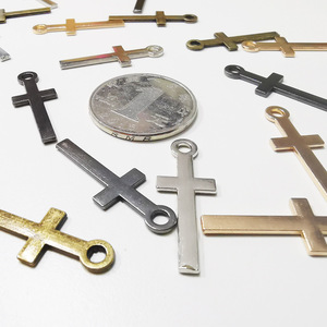 Colgantes de cruz de aleación chapados en plata, oro, bronce y color plomo para la fabricación de collares, componentes de joyería de forma plana. - Product Image 3