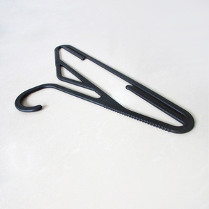 Perchas de plástico negras para ropa, de cuerpo plano, de 5 mm, fáciles de limpiar, para hotel, directamente de fábrica. - Product Image 3