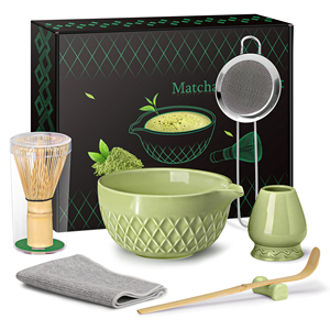 Juego de Té Matcha Japonés Tradicional de 7 Piezas Personalizado, Cerámica Clásica, Porcelana Verde con Forma de Rombo, con Batidor de Bambú y Cuchara para Té - Product Image 1