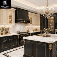 Meubles de cuisine classiques italiens de luxe avec portes à panneaux surélevés, poignées dorées et îlot en pierre pour projets résidentiels de villas de luxe