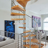 Escalier en colimaçon central peu encombrant avec garde-corps en verre pour petite maison familiale