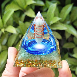 Pyramide en résine époxy avec pierres de cristal, ornement de bureau artisanal avec lumières, décoration d'aquarium, Green East Tomb Blue Vortex - Product Image 1