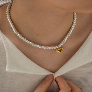 Collier pour femme populaire, délicat, plaqué or, avec chaîne à maillons de perles et pendentif cœur en acier inoxydable - Product Image 3