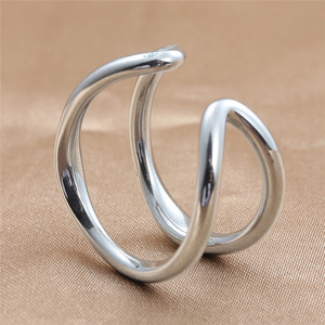 Bague en acier titane de style européen et américain, creuse en forme de C, bijoux punk rétro tendance pour femmes, couleur argent, design géométrique - Product Image 1