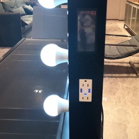 Miroir de maquillage lumineux Bluetooth personnalisé en bois noir Docarelife avec haut-parleurs sans fil, montable au mur
